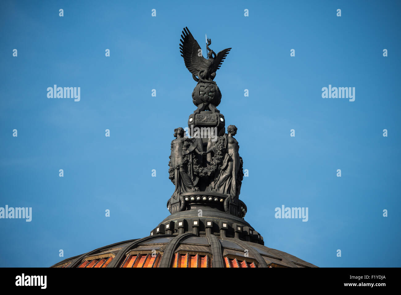 MEXIKO-STADT, Mexiko – Skulpturenfiguren auf der Hauptkuppel des Palacio de Bellas Artes zeigen Mexikos Nationalsymbol, einen Adler, der eine Reihe von Statuen für die dramatischen Künste krönt. Dieses Meisterwerk aus dem frühen 20. Jahrhundert, in dem sich das mexikanische Nationaltheater befindet, kombiniert Außenelemente des Neoklassizismus und des Jugendstils mit einem Art déco-Interieur. Das Gebäude ist ein Eckpfeiler des zum UNESCO-Weltkulturerbe erklärten Stadtteils Centro Histórico. Stockfoto