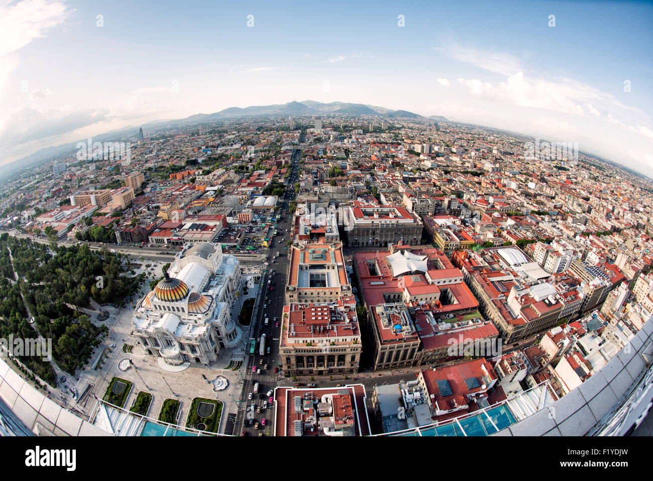 MEXIKO-STADT, Mexiko - ein Luftblick auf Mexiko-Stadt, der die weitläufige urbane Landschaft vom Gipfel des Torre Latinoamericana zeigt. Dieser legendäre Wolkenkratzer, einst der höchste in Lateinamerika, bietet unvergleichliche Perspektiven auf die weitläufige und komplizierte Stadt. Stockfoto