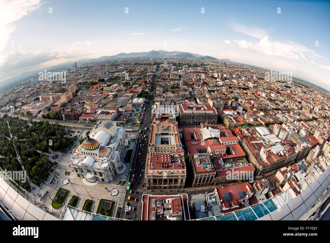 MEXIKO-STADT, Mexiko - ein Luftblick auf Mexiko-Stadt, der die weitläufige urbane Landschaft vom Gipfel des Torre Latinoamericana zeigt. Dieser legendäre Wolkenkratzer, einst der höchste in Lateinamerika, bietet unvergleichliche Perspektiven auf die weitläufige und komplizierte Stadt. Stockfoto