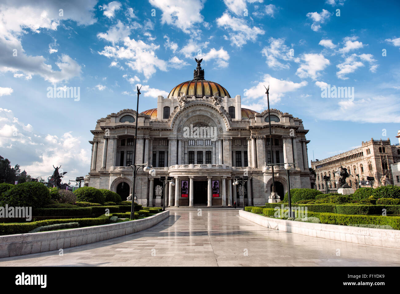 Palacio de Bellas Artes Tiled Domes Mexico City // MEXIKO-STADT, Mexiko — der 1934 fertiggestellte Palacio de Bellas Artes befindet sich am östlichen Rand des Alameda Central Parks in der Nähe des Zócalo. Dieses erstklassige kulturelle Zentrum zeichnet sich durch seine farbenfrohen gekachelten Kuppeln und eine Mischung aus architektonischen Stilen aus. Das Gebäude ist Mexikos wichtigster Veranstaltungsort für darstellende Kunst- und Kulturveranstaltungen. Der Palast beherbergt sowohl das Nationaltheater als auch das Museum der Schönen Künste, in dem Oper, Ballett, Konzerte und große Kunstausstellungen stattfinden. Entworfen vom italienischen Architekten Adamo Boari und von mexikanischem Arch vervollständigt Stockfoto
