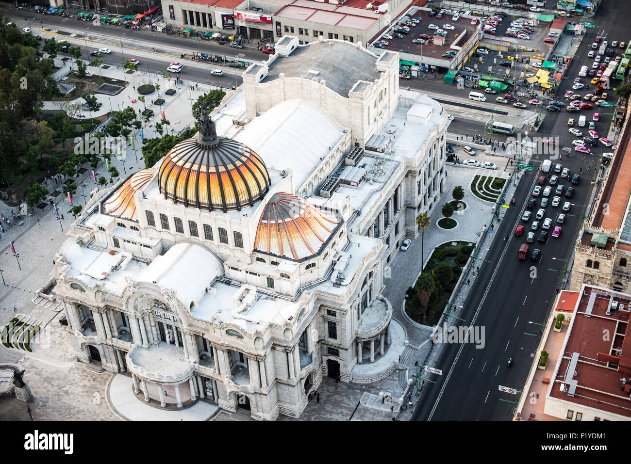 MEXIKO-STADT, Mexiko – der Palacio de Bellas Artes von der Aussichtsplattform im 44. Stock des Torre Latinoamericana aus gesehen. Diese Perspektive zeigt die unverwechselbare kupfergetönte Kuppel des Palastes und die Jugendstilarchitektur vor der städtischen Landschaft des historischen Zentrums von Mexiko City. Der 1956 fertiggestellte Torre Latinoamericana bietet eine der besten Ausblicke auf die Innenstadt von Mexiko-Stadt. Stockfoto