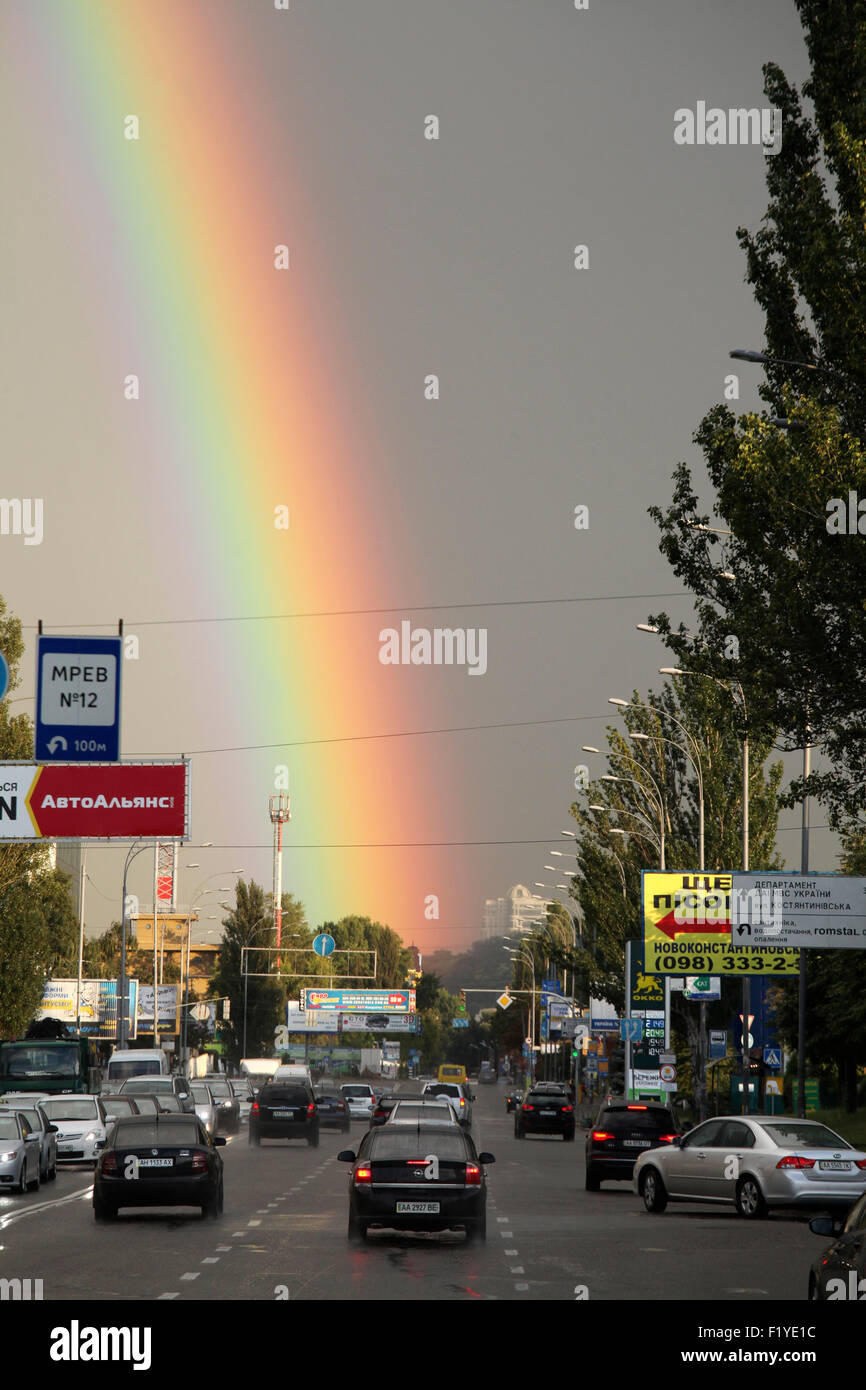 Kiew, Ukraine. 8. September 2015. Riesige Regenbögen aufgestiegenen über Kiew in dieser Woche als Waffenruhe zum Krieg zerrissener östlichen Gebieten der Ukraine kommt. Nach vielen Monaten der bitteren MG-Feuer in den Osten der Ukraine und die letzten Wochen kam Kämpfe in der Nähe von Verkhovna Rada (Parlament) in Kiew, wo 3 Polizisten getötet und 120 verletzt, Stille waren in allen Regionen der Ukraine, während Regen und Regenbogen gewaschen und Kiew Himmel beleuchtet.  Nach heißen August und erste Septemberwoche mit Temperaturen in Kiew 37 Grad Celsius zu erreichen brachte frischen Wind Wolken, Regen und Regenbogen. Bildnachweis: Dmytro Mossienko/Alamy Live-Nachrichten Stockfoto