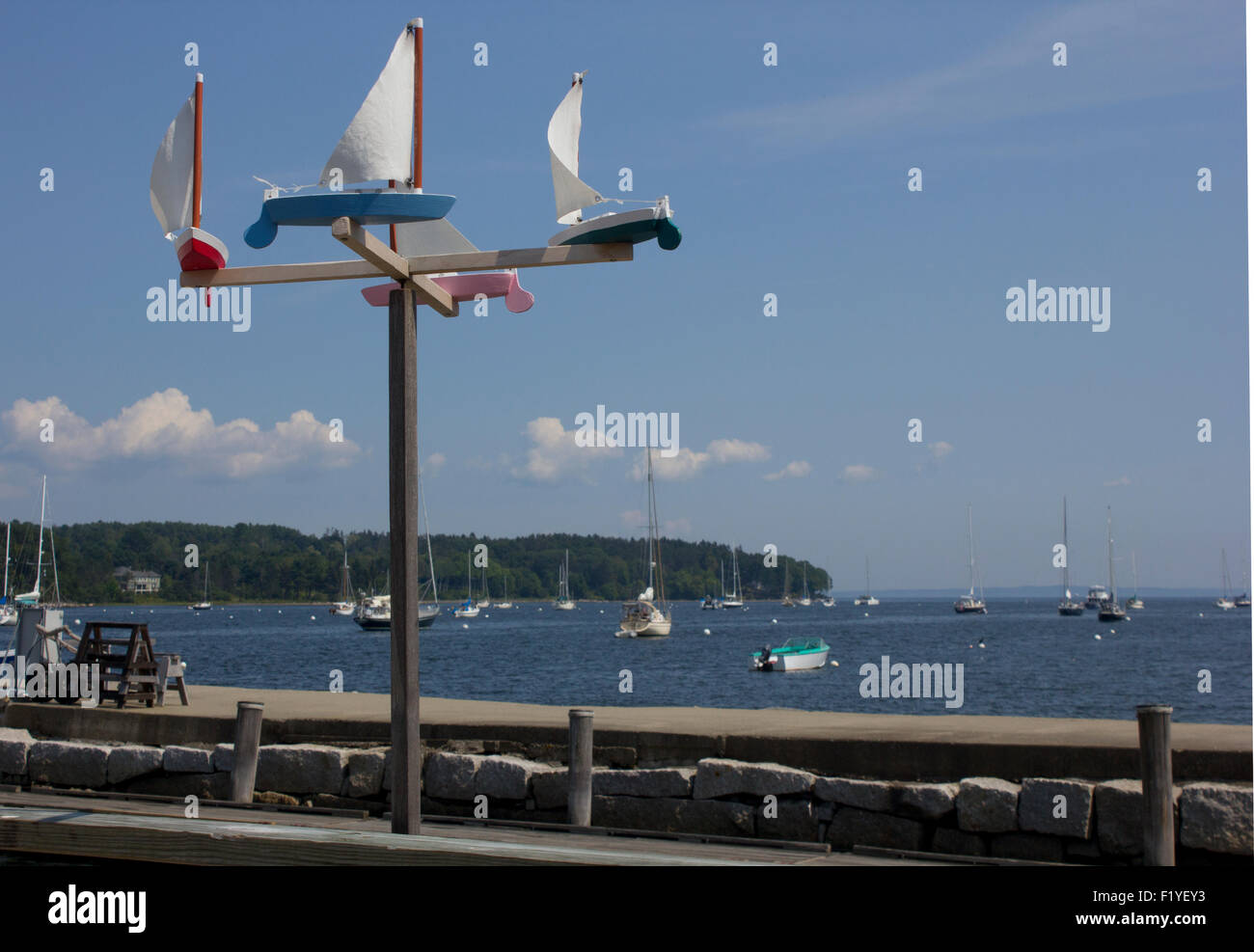 Segelboot Whirlygig auf einem Hafen in coastal Maine, USA. Stockfoto