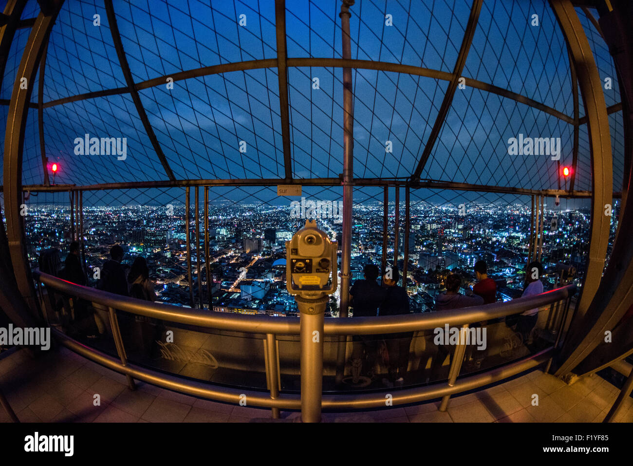 MEXIKO-STADT, Mexiko - ein Luftblick auf Mexiko-Stadt, der die weitläufige urbane Landschaft vom Gipfel des Torre Latinoamericana zeigt. Dieser legendäre Wolkenkratzer, einst der höchste in Lateinamerika, bietet unvergleichliche Perspektiven auf die weitläufige und komplizierte Stadt. Stockfoto