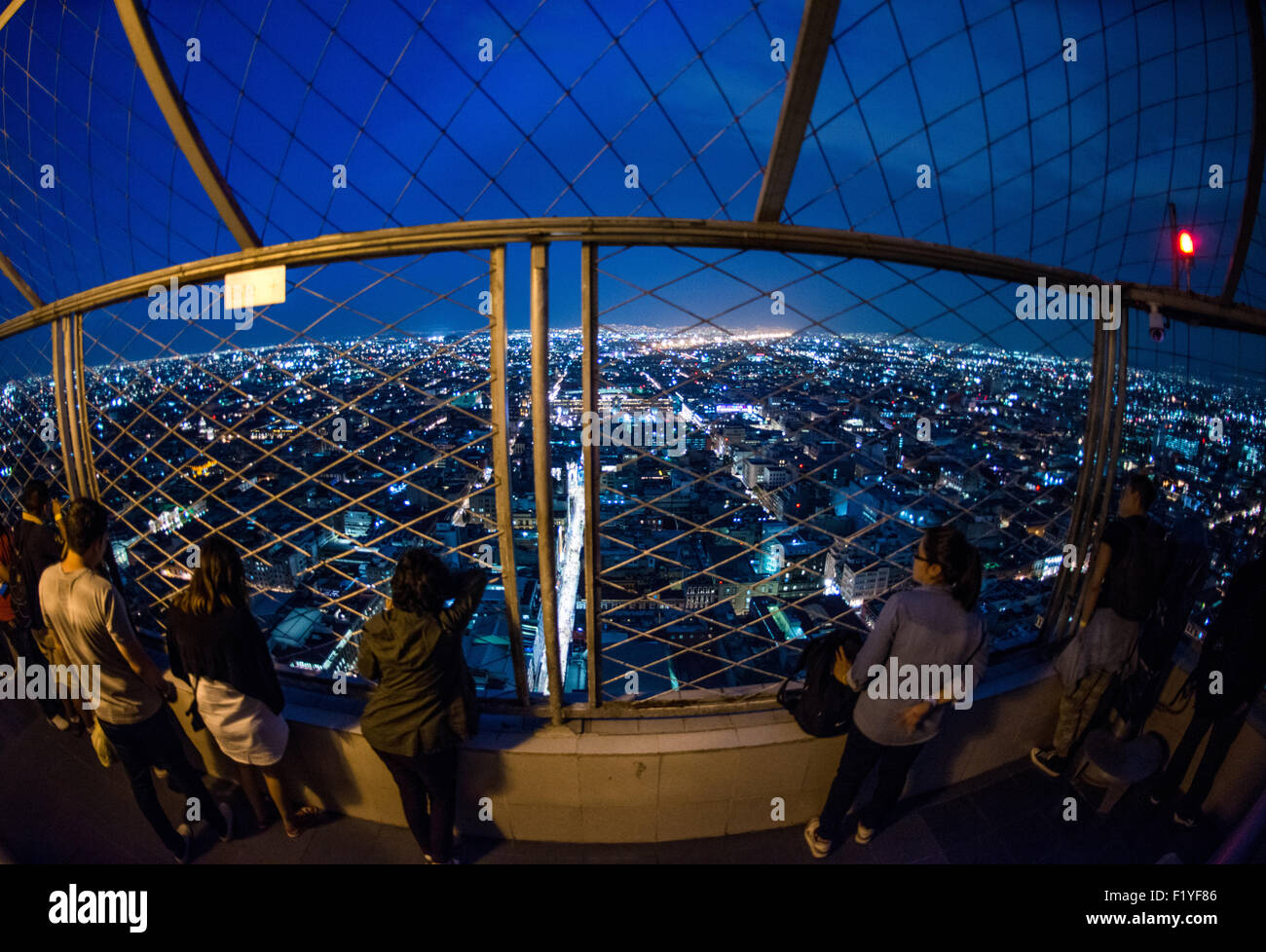 Torre Latinoamericana Mexiko-Stadt bei Nacht // MEXIKO-STADT, Mexiko – die weitläufige Stadtlandschaft von Mexiko-Stadt erstreckt sich über das Tal, von der 44. Etage des Torre Latinoamericana bei Nacht aus gesehen. Der Torre Latinoamericana, 1956 fertiggestellt, war Mexikos erster großer Wolkenkratzer und bleibt eines der bekanntesten Wahrzeichen der Stadt in der Innenstadt. Mit einer Höhe von 181 Metern (594 Fuß) diente das Gebäude mehrere Jahrzehnte lang als das höchste Gebäude Lateinamerikas. Die Aussichtsplattform des Turms bietet einen Panoramablick auf eine der größten Metropolregionen der Welt, die Heimat von Stockfoto