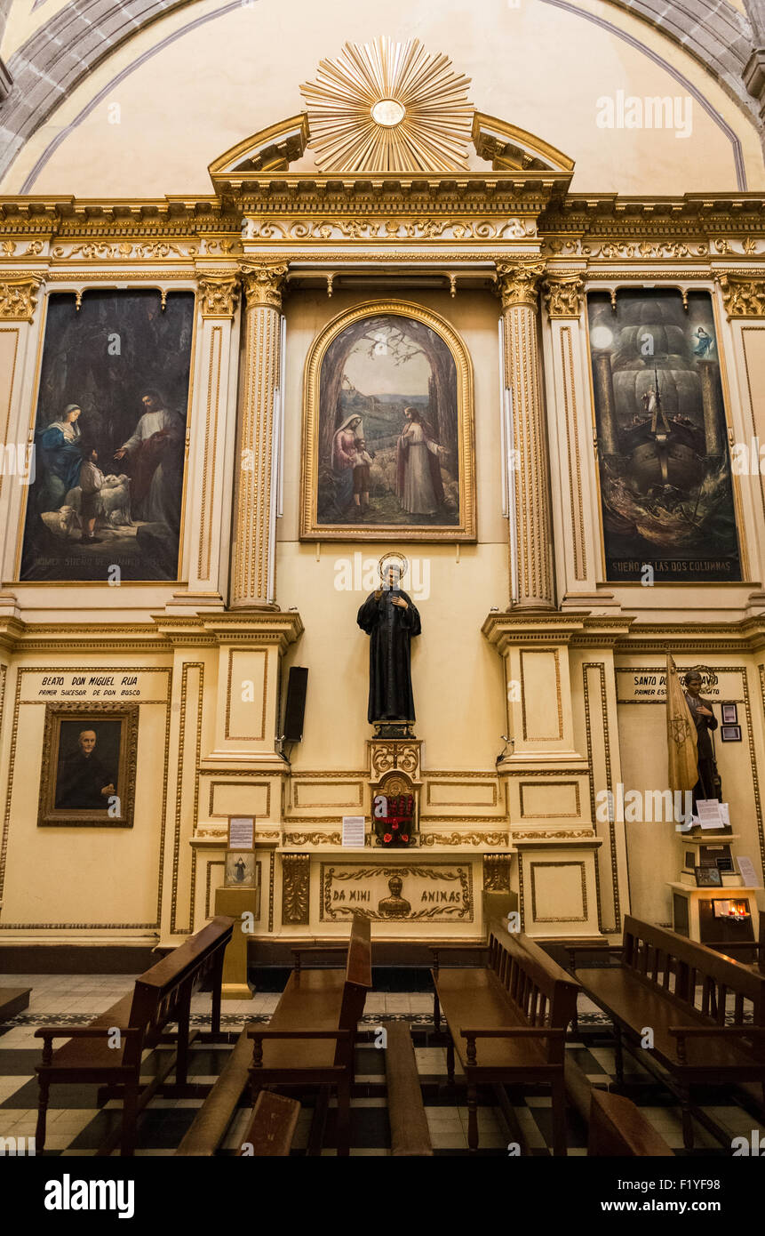 Iglesia de Santa Inés Schiff Innen Mexiko-Stadt // MEXIKO-STADT, Mexiko — das Schiff der Iglesia de Santa Inés (auch bekannt als Kirche Saint Agnes) zeigt die architektonische Meisterschaft von Francisco Guerrero y Torres, der die Kirche zwischen 1783 und 1790 vollständig rekonstruierte. Die Kirche ist ein bedeutendes Beispiel für den Übergang von der barocken zur neoklassischen Architektur im Kolonialmexiko und ersetzt die ursprüngliche Struktur von 1600, die sich bis zur Reparatur verschlechtert hatte. Santa Inés war Teil des einzigen Kolonialklosters Mexikos, das Nonnen ohne Mitgift akzeptierte und armen spanischen Frauen diente Stockfoto