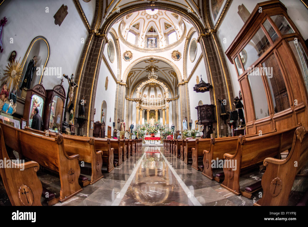 Iglesia de San Bernardo Schiff und Altar Mexiko-STADT // MEXIKO-STADT, Mexiko — das Schiff und der Altar der Iglesia de San Bernardo (Kirche des Heiligen Bernhard) zeigen die neoklassizistische Innenarchitektur der Kirche in ihrer barocken Struktur aus dem 17. Jahrhundert. Die 1636 als Teil des Convento del Dulcísimo Nombre de María del Glorioso San Bernardo gegründete Kirche wurde zwischen 1685-1687 unter dem Architekten Juan de Zepeda erbaut. Ursprünglich für Mexikos erstes Zisterzienserkloster gebaut, beherbergte es stattdessen Conceptionisten-Nonnen bis zur Schließung des Klosters während der Reformperiode 1861. Die Kirche Surv Stockfoto