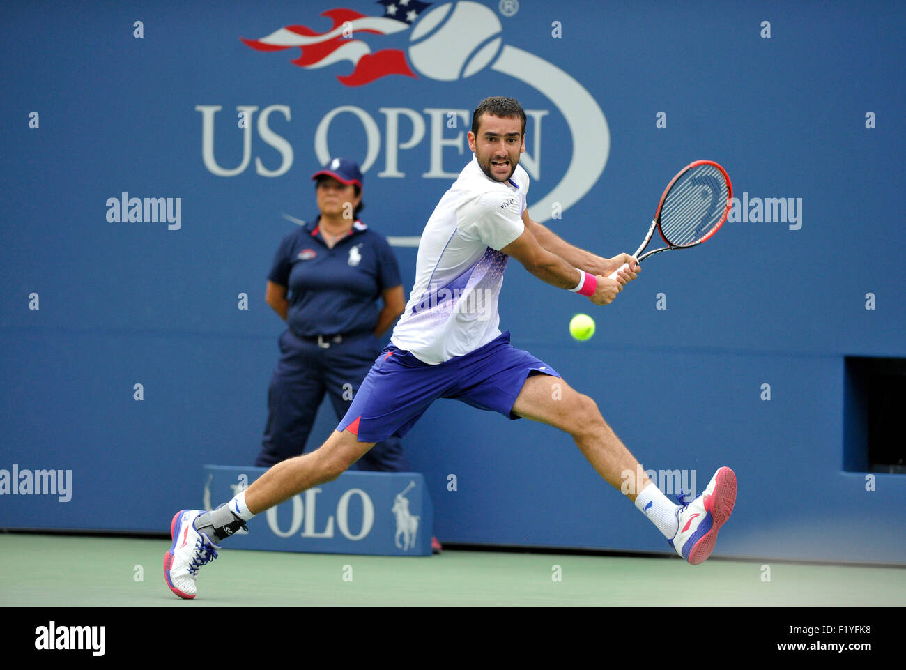 New York, USA. 8. Sep, 2015. Marin Cilic Kroatien trifft eine Rückkehr zum Jo-Wilfried Tsonga Frankreichs während ihre Männer Einzel Viertelfinal-Match bei den 2015 US Open in New York, Vereinigte Staaten, am 8. September 2015. Marin Cilic gewann 3-2. Bildnachweis: Wang Lei/Xinhua/Alamy Live-Nachrichten Stockfoto