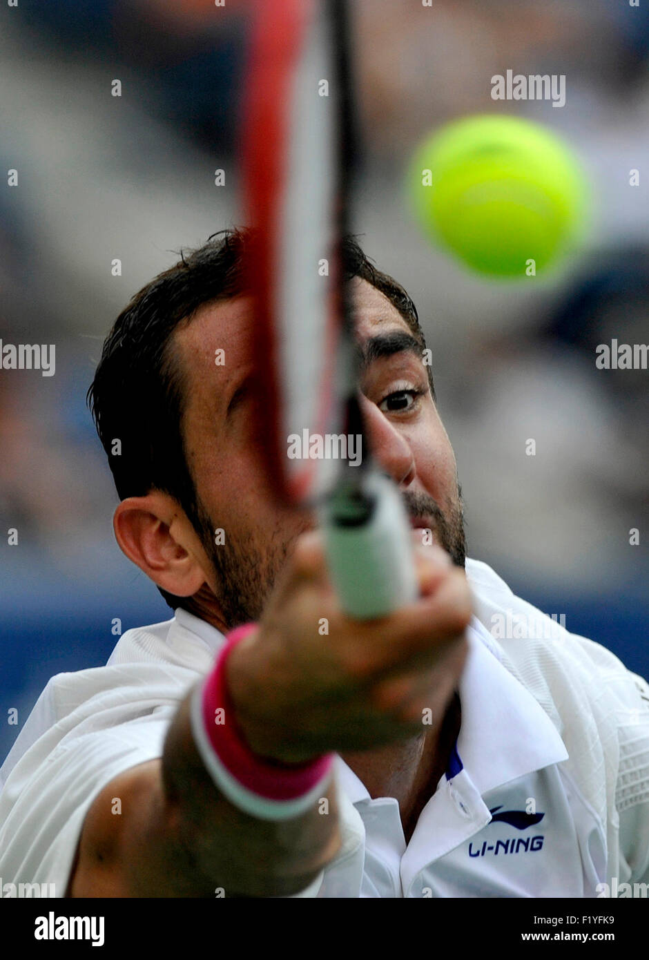 New York, USA. 8. Sep, 2015. Marin Cilic Kroatien trifft eine Rückkehr zum Jo-Wilfried Tsonga Frankreichs während ihre Männer Einzel Viertelfinal-Match bei den 2015 US Open in New York, Vereinigte Staaten, am 8. September 2015. Marin Cilic gewann 3-2. Bildnachweis: Wang Lei/Xinhua/Alamy Live-Nachrichten Stockfoto