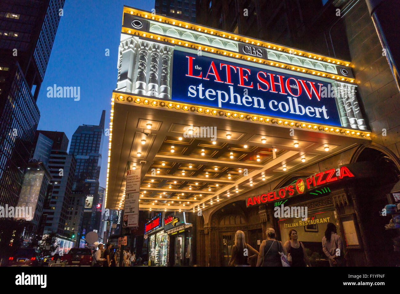 New York, USA. 8. September 2015. Das Festzelt des Ed Sullivan Theater am Broadway in New York verkündet die neue Late-Show mit Stephen Colbert die Premiere heute Abend, Dienstag, 8. September 2015. Colbert ersetzt den scheidenden David Letterman. Bildnachweis: Richard Levine/Alamy Live-Nachrichten Stockfoto