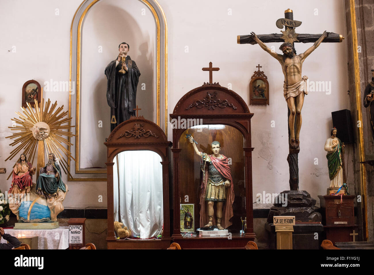 Iglesia de San Bernardo religiöse Kunst Mexiko-Stadt // MEXIKO-STADT, Mexiko – religiöse Kunstwerke säumen die Kirchenschiffe der Iglesia de San Bernardo und zeigen verschiedene Skulpturen, Figuren und Gemälde, die das koloniale Erbe der Kirche widerspiegeln. Die Kirche, die 1685-1687 als Teil des Convento del Dulcísimo Nombre de María del Glorioso San Bernardo erbaut wurde, bewahrt eine Sammlung religiöser Kunst über mehrere Jahrhunderte. Diese dekorativen Elemente stellen traditionelle katholische Kirchenornamente dar, die typisch für die mexikanische Kolonialarchitektur sind. Die barocke Kirche befindet sich Stockfoto