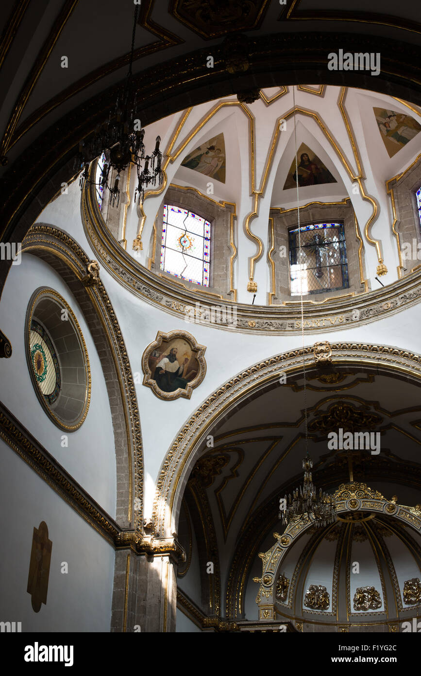 Iglesia de San Bernardo Cupola Mexiko-STADT Mexiko // MEXIKO-STADT, Mexiko — die barocke Kuppel erhebt sich über dem Altarraum der Iglesia de San Bernardo (Kirche des Heiligen Bernhard), einer Kolonialkirche aus dem 17. Jahrhundert, die zwischen 1685 und 1687 erbaut wurde. Die Kuppel veranschaulicht die anspruchsvollen technischen und künstlerischen Errungenschaften der mexikanischen Kolonialbarockarchitektur, mit dem „diskreten Barockstil“, der für prächurriguereskes Design charakteristisch ist. Ursprünglich als Teil des 1636 gegründeten Convento del Dulcísimo Nombre de María del Glorioso San Bernardo erbaut, wurde die Kirche vom Architekten Ju entworfen Stockfoto