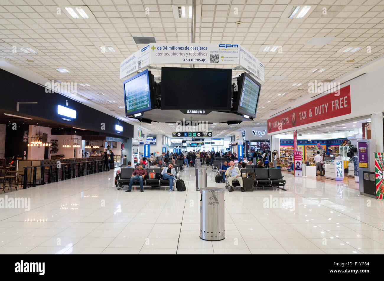 Internationaler Flughafen Mexiko-STADT internationaler Flughafen Mexiko-STADT // MEXIKO-STADT, Mexiko — das internationale Terminal am internationalen Flughafen Mexiko-Stadt (Aeropuerto Internacional de la Ciudad de México oder AICM), offiziell Benito Juárez International Airport. Dieses wichtige lateinamerikanische Flugdrehkreuz dient als wichtigstes internationales Gateway Mexikos und befördert jährlich über 50 Millionen Passagiere über seine beiden Terminals. Das internationale Terminal verfügt über ein modernes architektonisches Design mit großen Verkaufsflächen, Duty-Free-Geschäften, verschiedenen Restaurants und Catering-Service für Passagiere Stockfoto