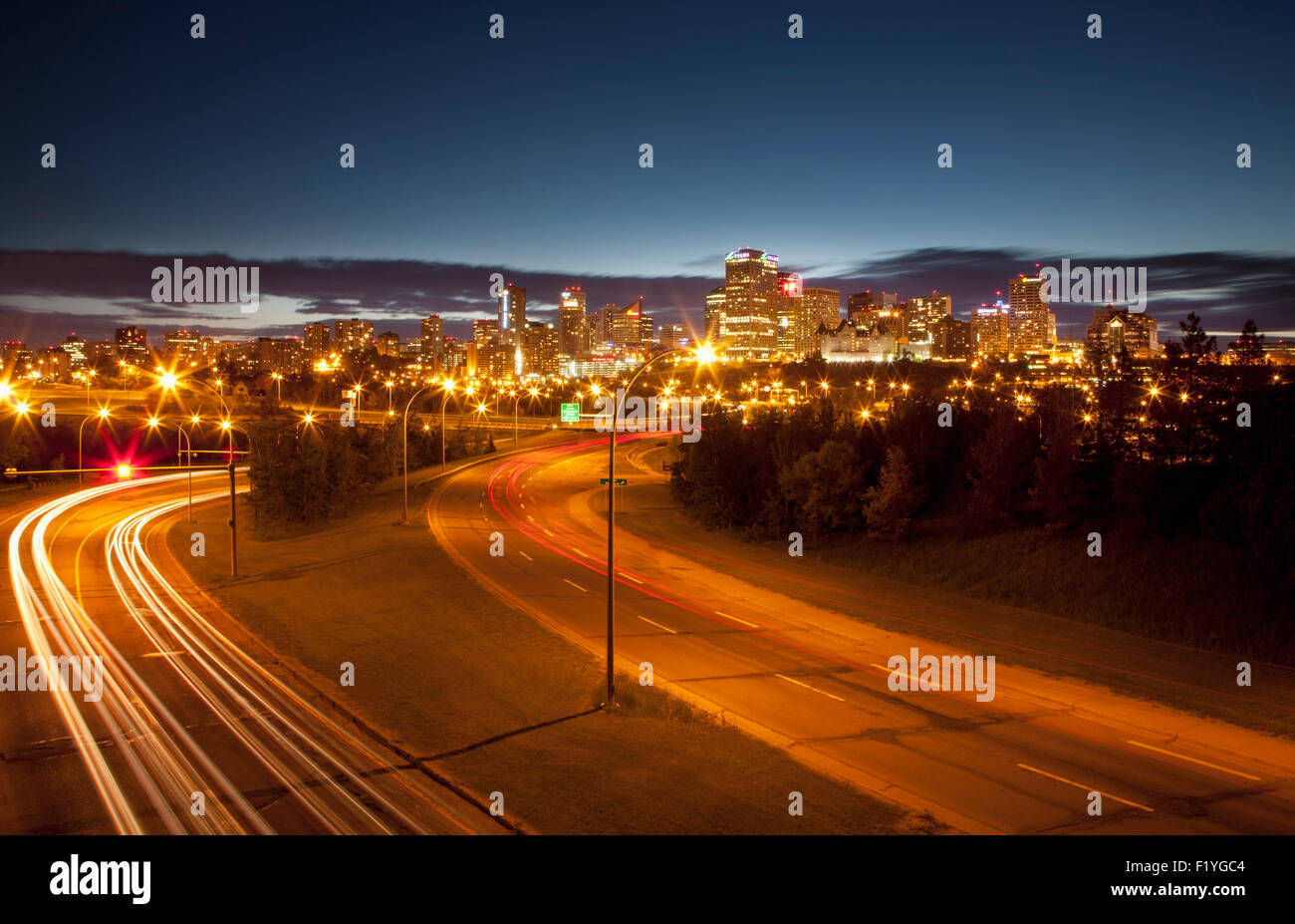 Straße, Straßenlaterne, Lichtspur, Edmonton, Stadt Stockfoto