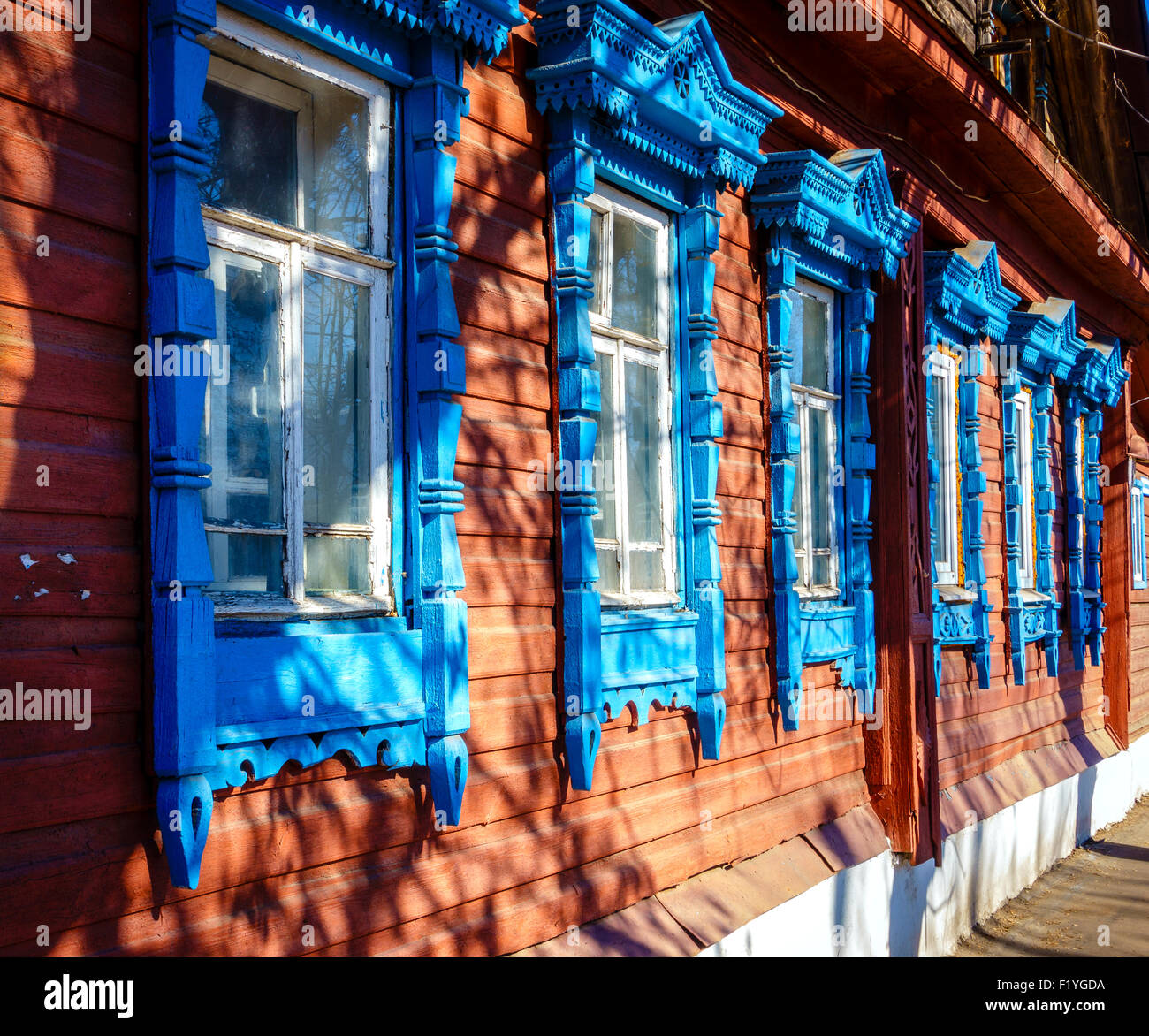 Fragment des traditionellen Fassade des alten Hauses in Kostroma, Russland Stockfoto