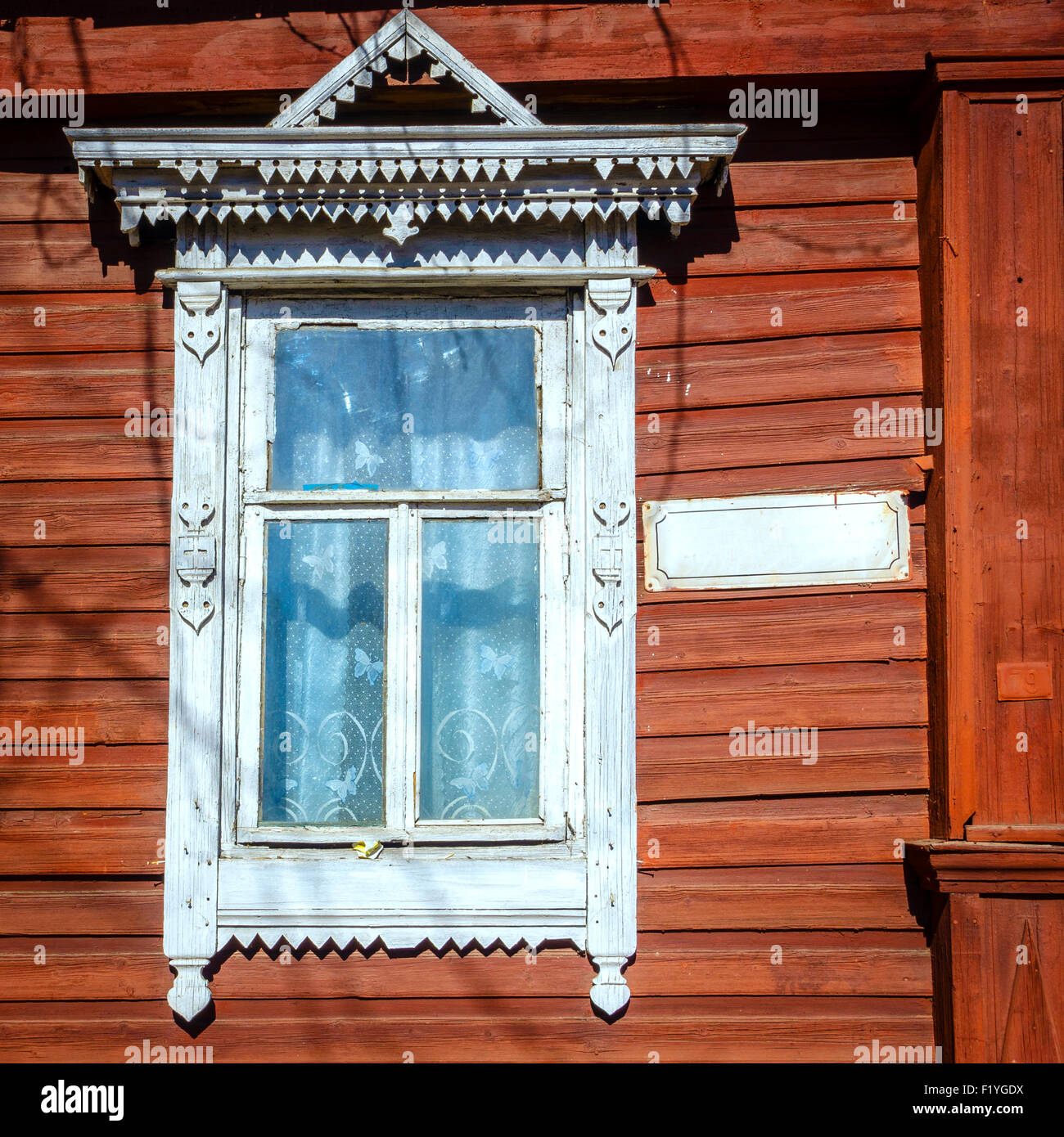Fragment des traditionellen Fassade des alten Hauses in Kostroma, Russland Stockfoto