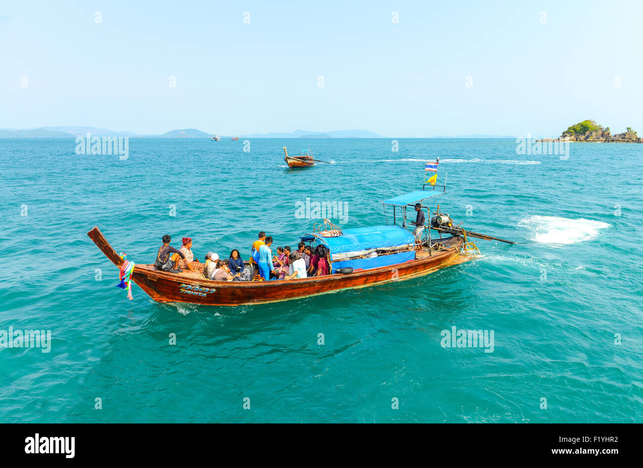 PHUKET, THAILAND - 24. März 2015: Gruppe Touristen reisen mit dem Longtail-Boot auf blauen Wasser der Andaman See im Sommer Stockfoto