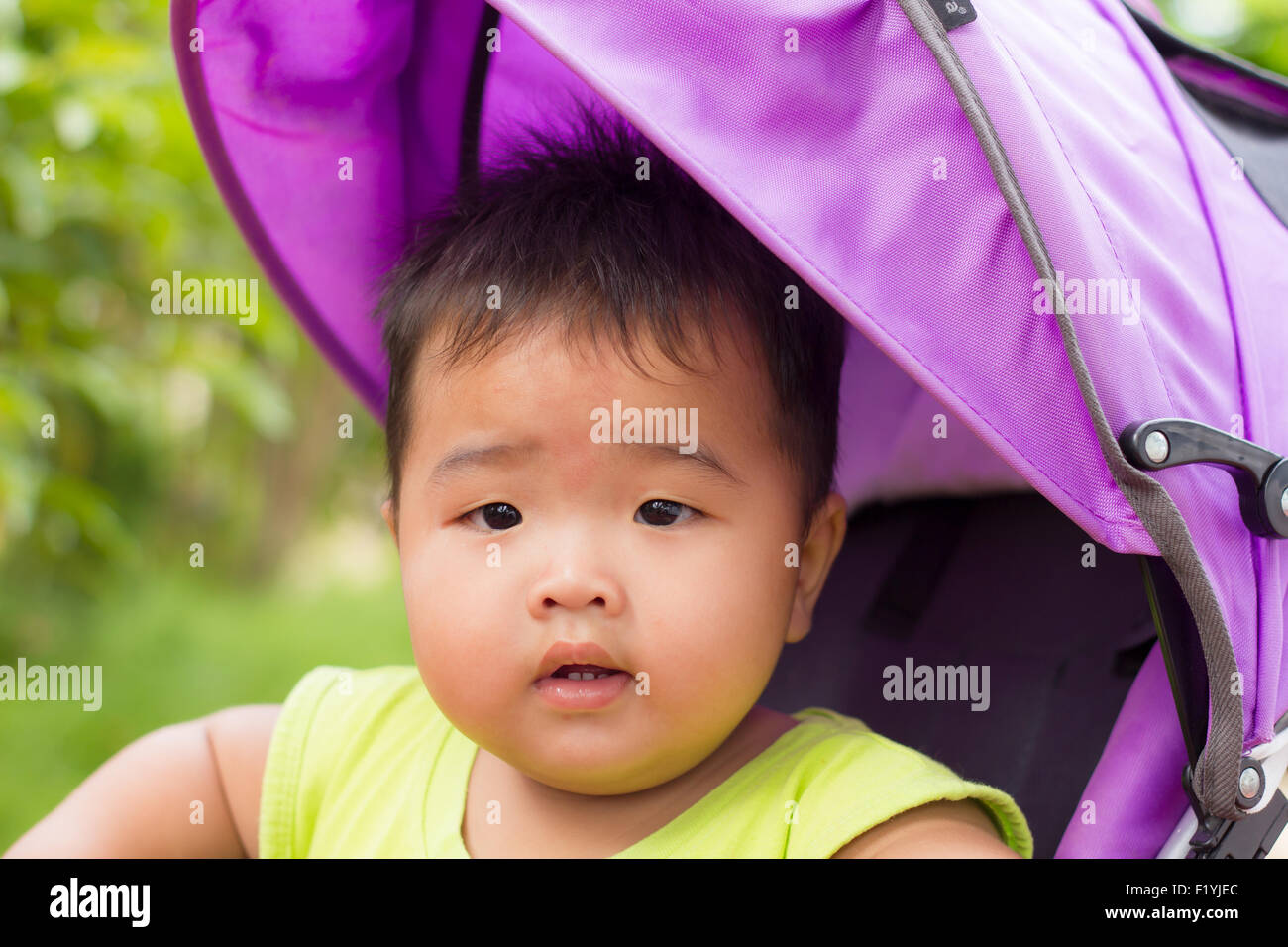 Eine asiatische junge eine Sommer Buggy Fahrt genießen. Stockfoto