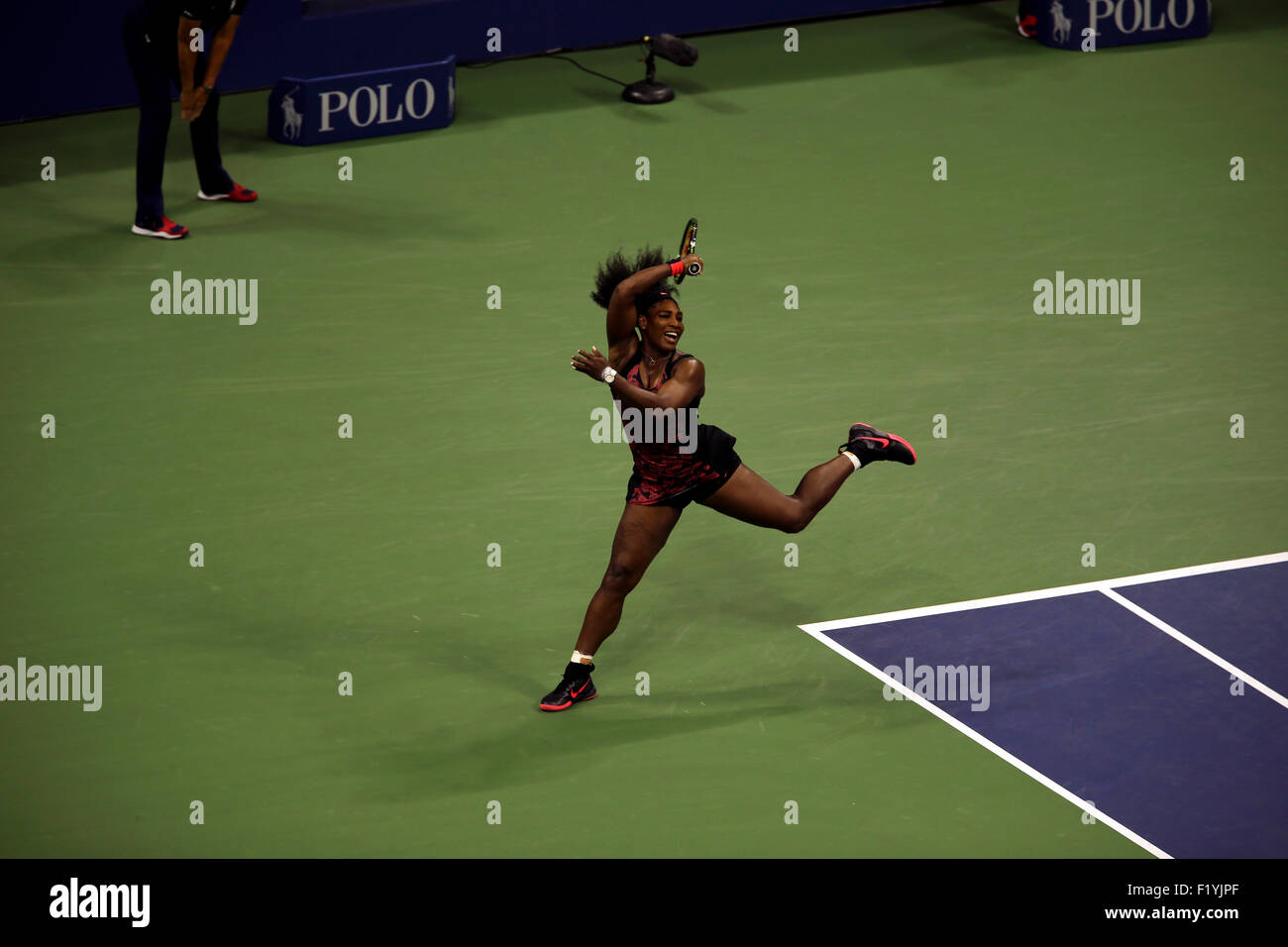 New York, USA. 8. September 2015. Serena Williams erreicht schlägt eine ungewöhnliche Haltung beim folgenden durch eine Vorhandwendung während ihr Viertelfinalspiel gegen ihre Schwester Venus am US Open in Flushing Meadows, New York am 8. September 2015.   Serena gewann das Match in drei Sätzen, um ins Halbfinale vorzudringen. Bildnachweis: Adam Stoltman/Alamy Live-Nachrichten Stockfoto