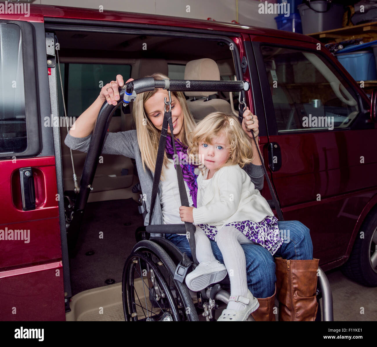 Auto, Kanada, Mutter, Tochter, Rollstuhl Stockfoto