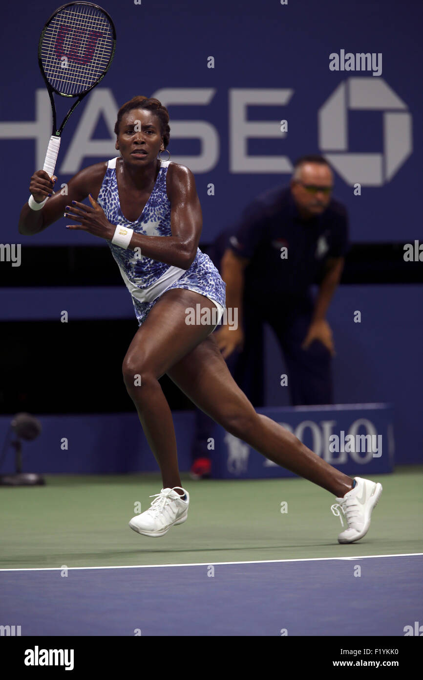 New York, USA. 8. September 2015. Venus Williams richtet eine Vorhand während ihr Viertelfinalspiel gegen ihre Schwester Serena in die US Open in Flushing Meadows, New York am 8. September 2015.   Serena gewann das Match in drei Sätzen, um ins Halbfinale vorzudringen. Bildnachweis: Adam Stoltman/Alamy Live-Nachrichten Stockfoto