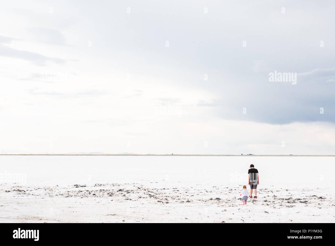 Kleinkind Mädchen spielen am Salzsee von Bonneville. Stockfoto
