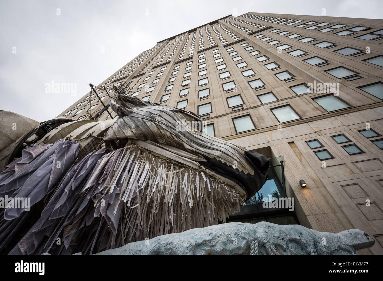 London, UK. 8. September 2015. Greenpeace Arktis Öl Gebot Protest vor dem Shell HQ mit riesiger Eisbär "Aurora" Credit: Guy Corbishley/Alamy Live News Stockfoto
