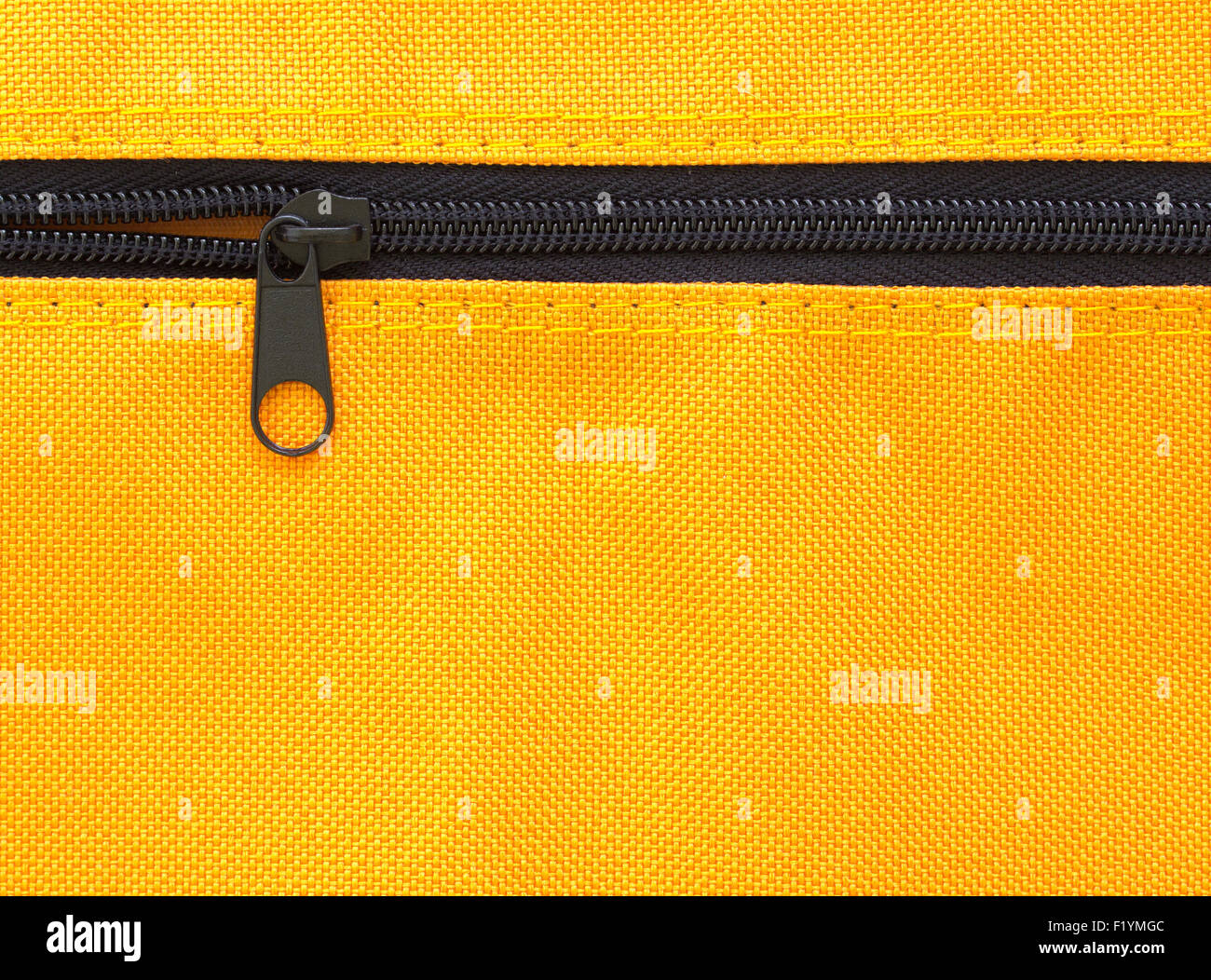 Reißverschluss an der gelben Tasche Hintergrund Stockfoto