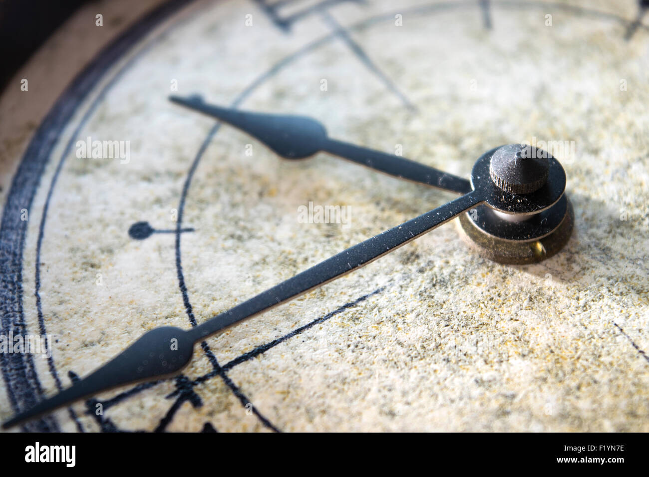 Konzept der Zeit durch die Hände und die Stunden eines Vintage Uhr Stockfoto