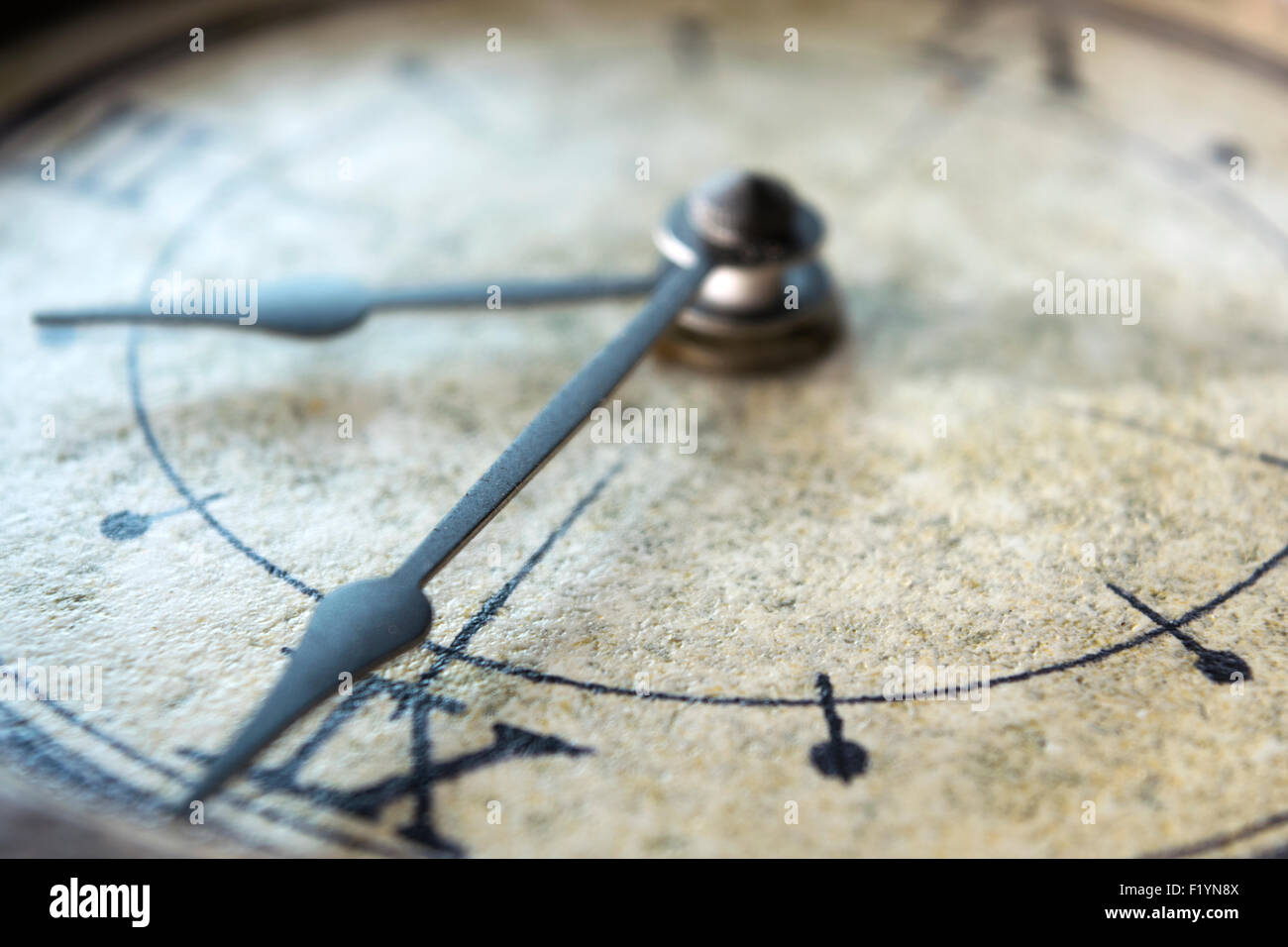 Konzept der Zeit durch die Hände und die Stunden eines Vintage Uhr Stockfoto