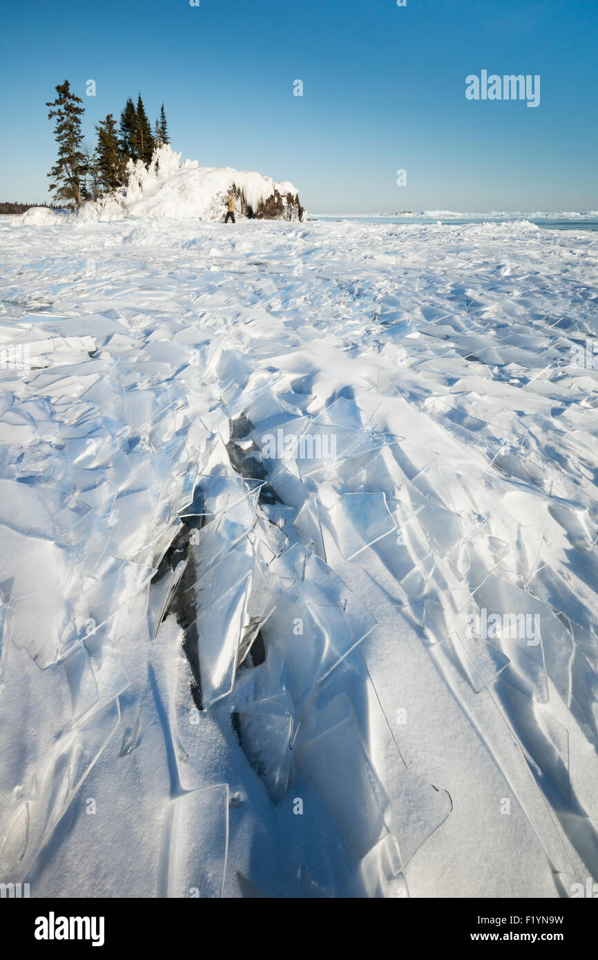 Platte Eis Durcheinander auf dem gefrorenen Ufer in der Nähe von Tobolone Insel am Lake Superior in Winter, Grand Marais, MN, USA Stockfoto