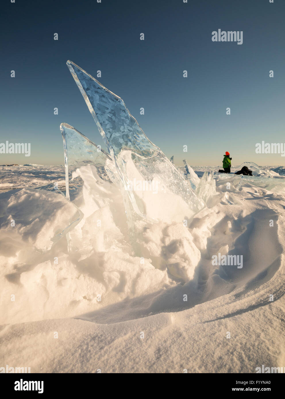 Zwei große Stücke von scharfen Spitzen Platte Eis aus gefrorenen See Superior Druck Kamm sind in den Himmel von abgewinkelt. Stockfoto