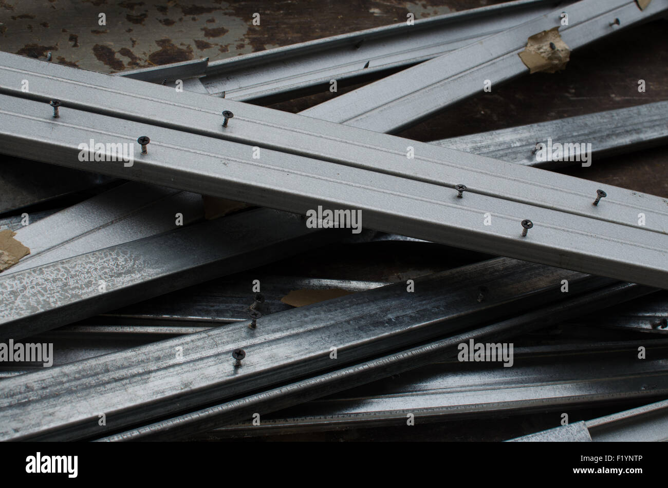 Dunkelgrau metallic bar mit Nagel Stockfoto