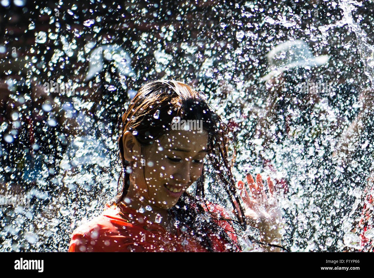 Junge asiatische Modelle mit Wasser bespritzt. Stockfoto