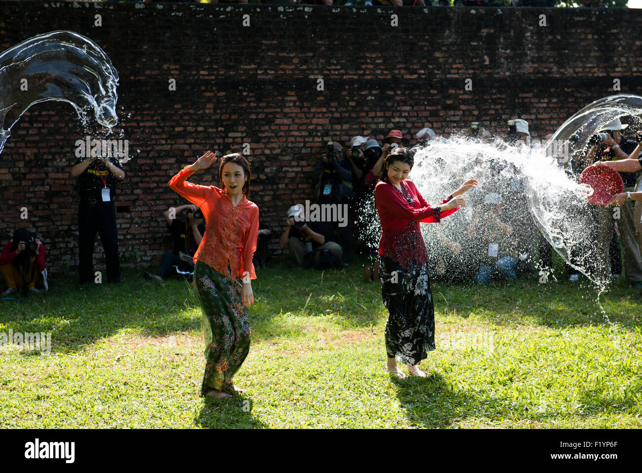 Junge asiatische Modelle mit Wasser bespritzt. Stockfoto