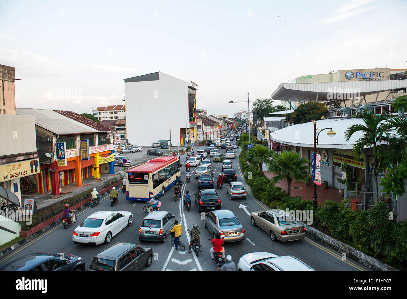 Am Nachmittag Verkehr im Zentrum von Georgetown, Penang. Stockfoto