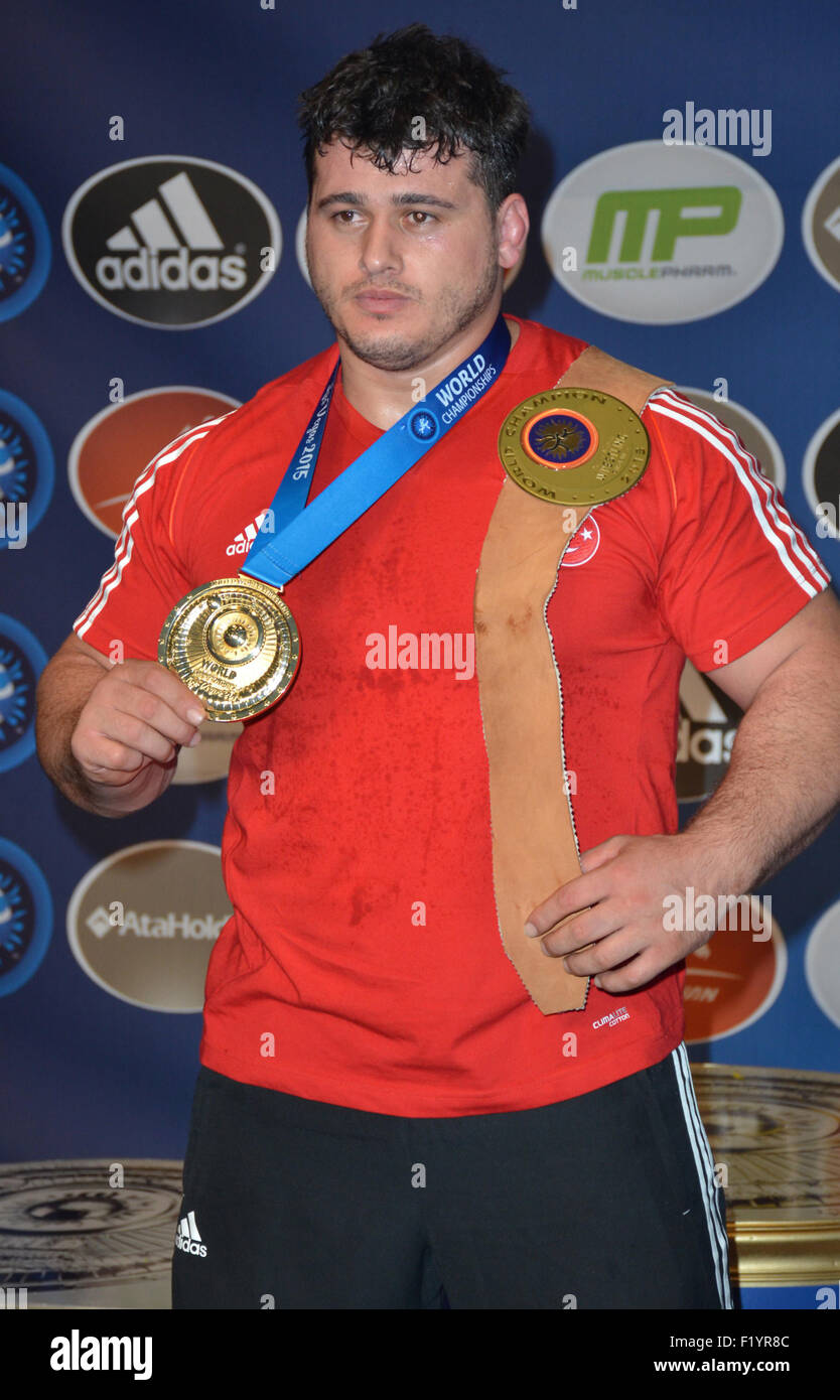 Las Vegas, Nevada, USA. 8. Sep, 2015. Türkeis Riza Kayaalp Gewinner der griechisch-römischen 130 KG Gewicht-Klasse steht auf dem Podium am 8. September 2015 während der Siegerehrung in der Wrestling-Weltmeisterschaft 2015 in der Orleans Arena in Las Vegas, Nevada. Bildnachweis: Marcel Thomas/ZUMA Draht/Alamy Live-Nachrichten Stockfoto