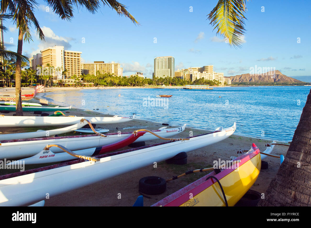 Ausleger-Kanu auf Kahanamoku Strand von Waikiki, Hawaii Stockfoto