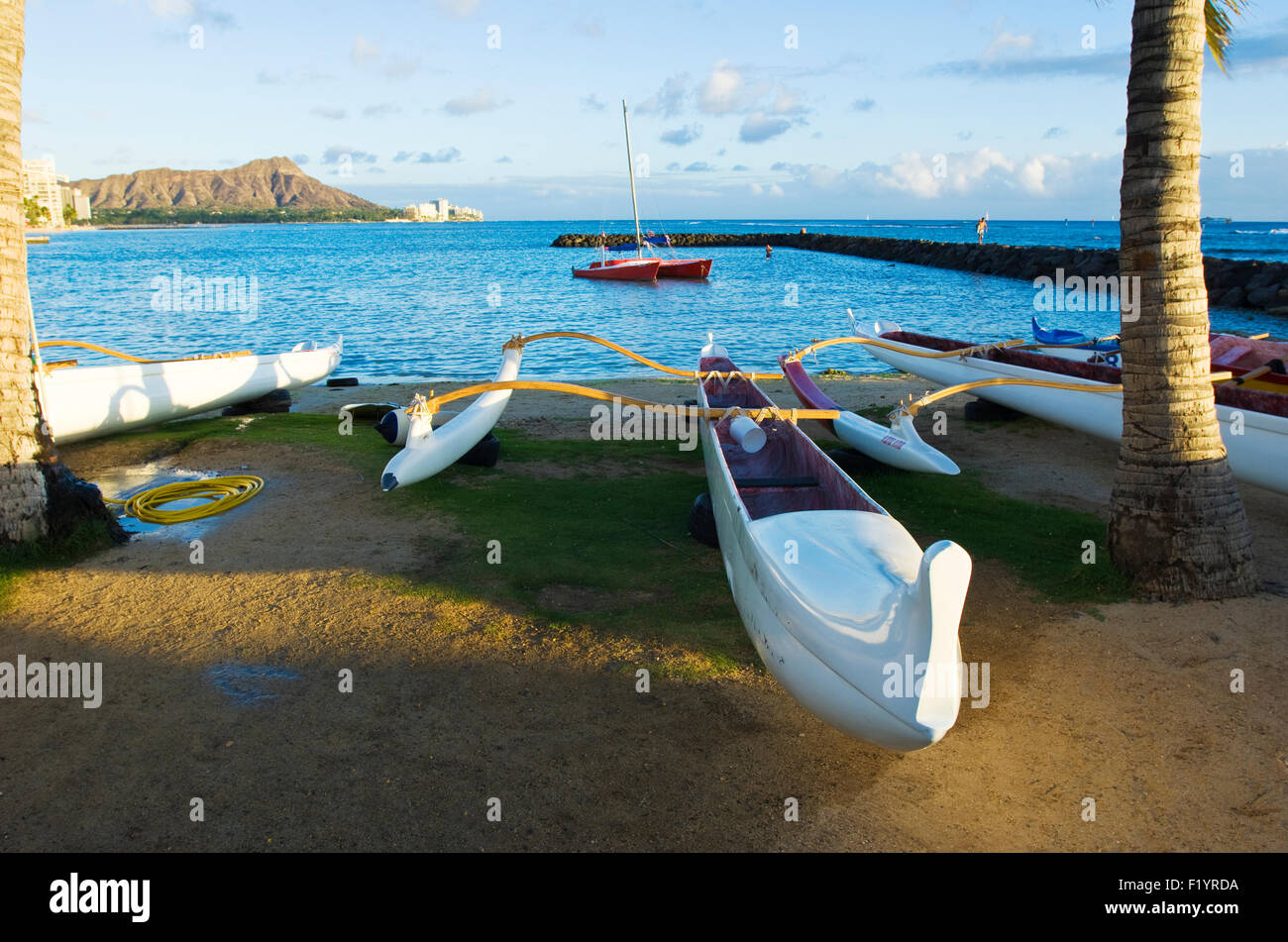 Ausleger-Kanu auf Kahanamoku Strand von Waikiki, Hawaii Stockfoto