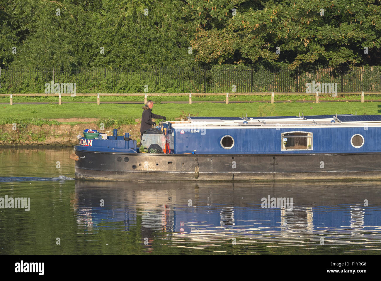 Schmale Boot auf der Themse in Kingston-upon-Thames Stockfoto