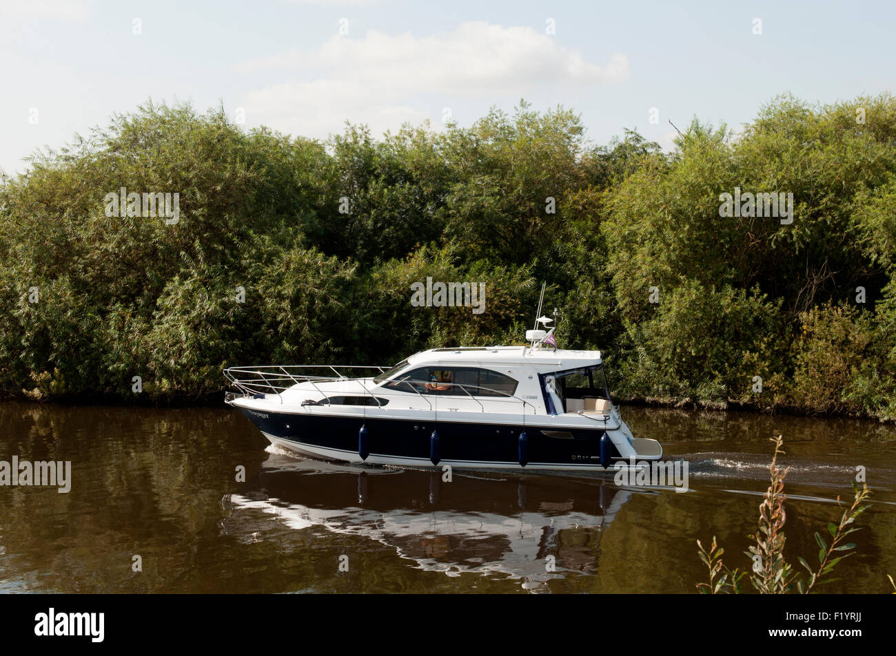 Cabin-Cruiser über den Fluss Severn bei Stoke Severn, Worcestershire, England, UK Stockfoto