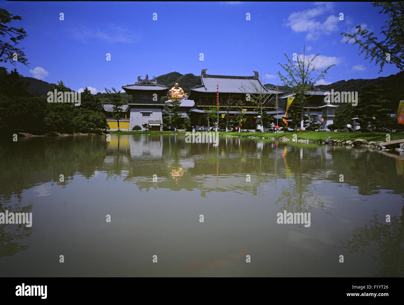 Fenghua, Zhejiang, CHN. 1. Sep, 2015. Fenghua, CHINA - 21. August 2015: (Nur zur redaktionellen Verwendung. CHINA aus) Xikou Stadt ist Jiang Kai Shek Ort geboren, und war früher das Zentrum. Jetzt ist es eine Touristenattraktion 5A mit 140 Quadratkilometer Fläche. Fenghua ist auch bekannt als Heimatstadt des Buddhas Avatar, so Xuedou Tempel in Fenghua eines der zehn Zen-Tempel genannt wird. Jetzt sitzender eine Bronze-Buddha mit 56,74 m hoch auf dem Hügel als die höchsten sitzt Buddha. © SIPA Asien/ZUMA Draht/Alamy Live-Nachrichten Stockfoto