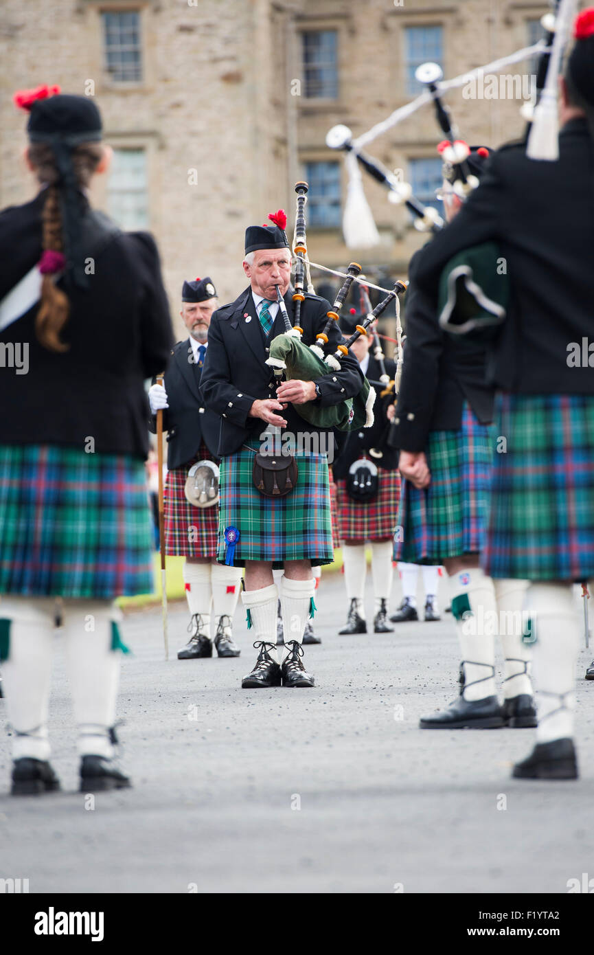 Männliche Dudelsackspieler. Massed Pipebands auf Floors Castle. Kelso, Schottland Stockfoto