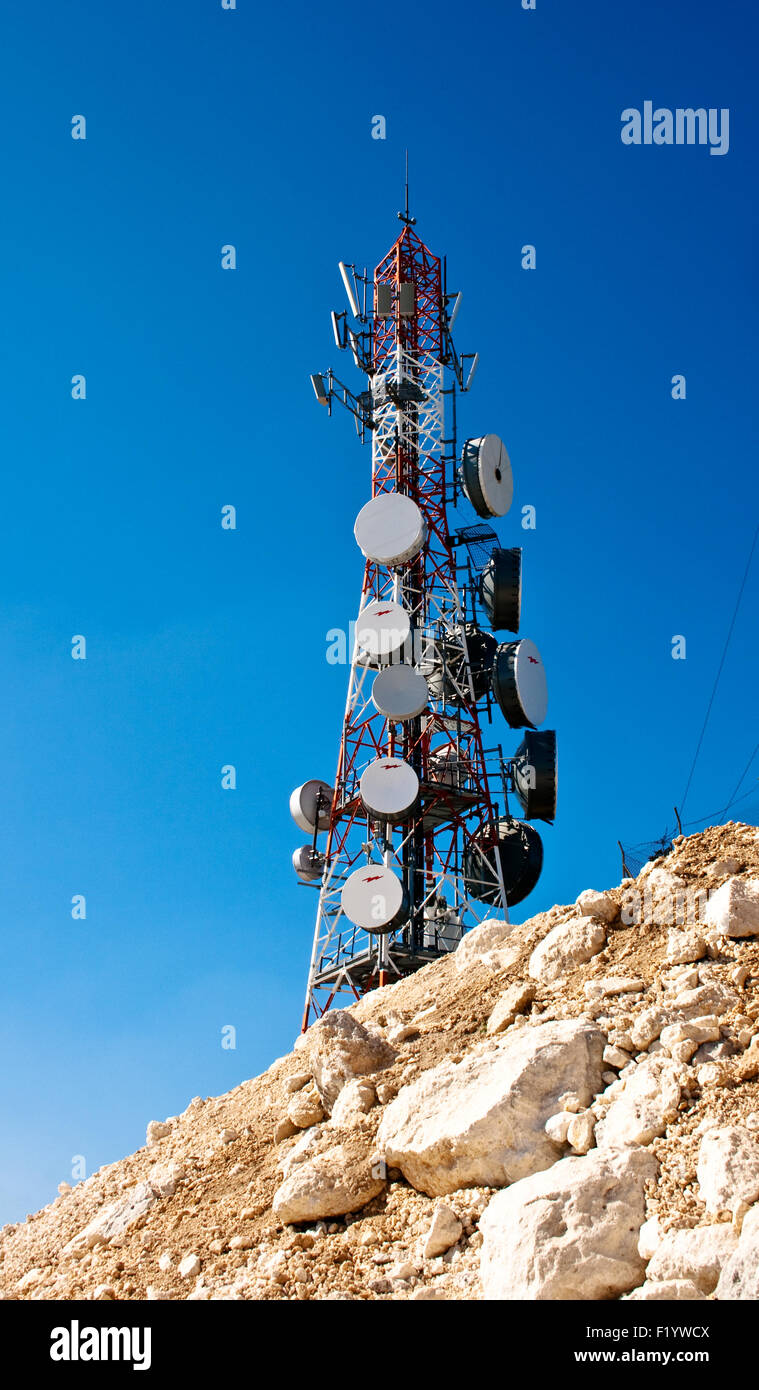 Moderne Zell- und Antenne mit flachen Parabel auf blauen Himmel Stockfoto