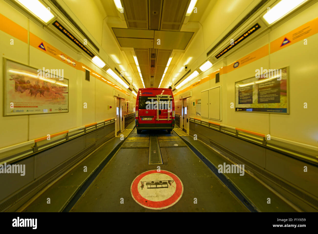 Mietwagen in Shuttle-Wagen, Eurotunnel Le Shuttle, Folkestone nach Calais, Grossbritannien Stockfoto