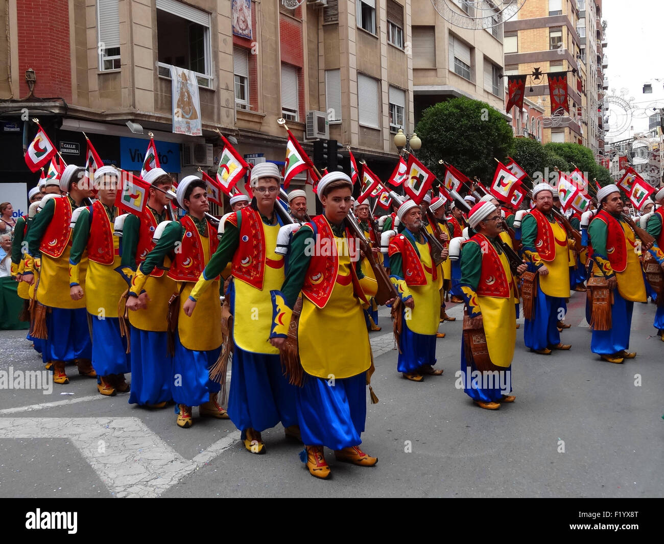 Villena, Spanien. 5. Sep, 2015. Leute, gekleidet in traditionellen Kostümen Parade während der Mauren und Christen Festival in Villena, Spanien, Sept. 5, 2015. Diese jährliche Volksfest gefeiert vom 4. bis 9. September in einige Städte und Dörfer an der spanischen Mittelmeerküste, zeigt das fast 800 Jahre Zusammenleben zwischen Muslimen und Christen. © Zhou Zhe/Xinhua/Alamy Live-Nachrichten Stockfoto