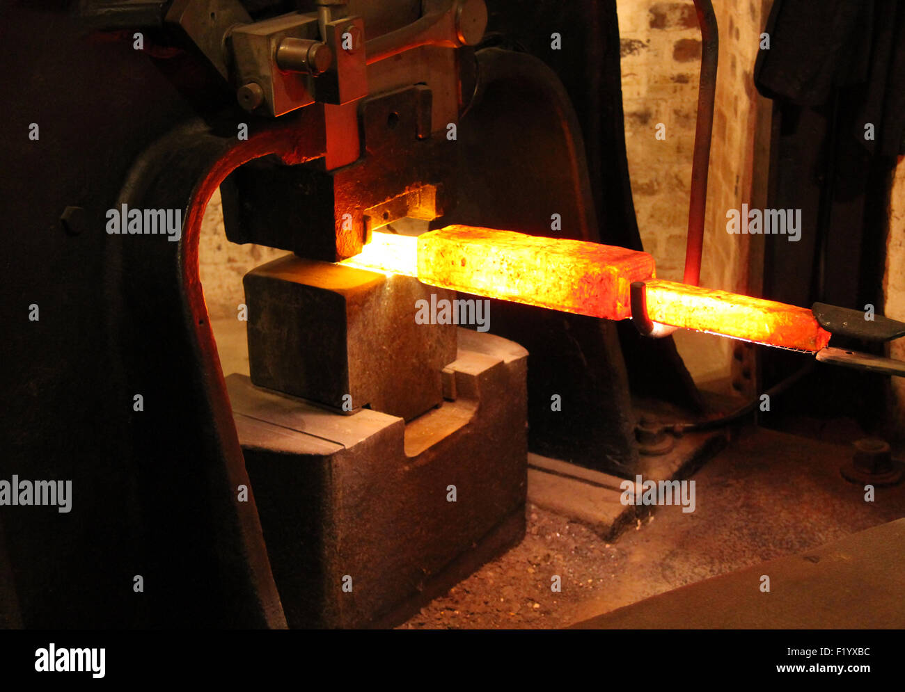 Das Wirken des roten Roheisen in einer großen Gießerei-Schmiede. Stockfoto