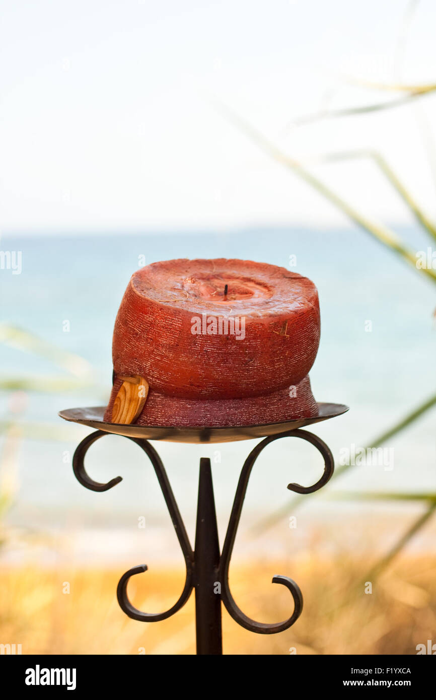 Rote Kerze direkt am Meer Stockfoto