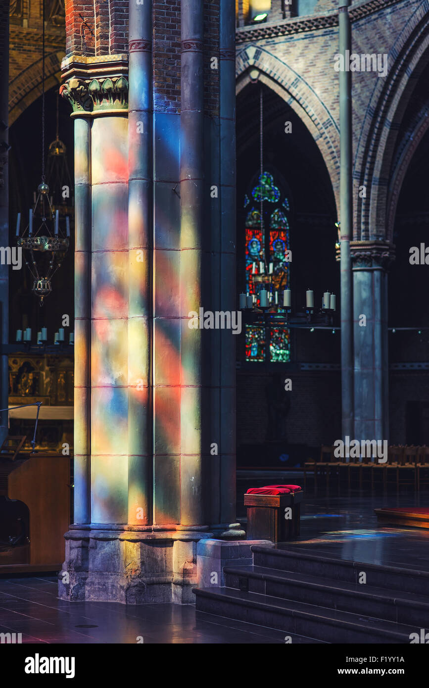 Glasmalerei-Reflexionen auf den Säulen Stockfoto