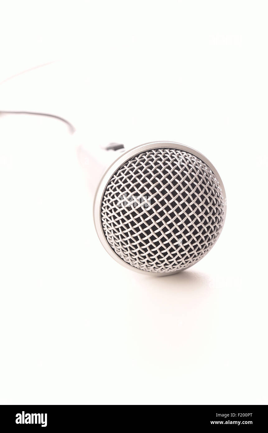 Mikrofon auf einem weißen Hintergrund, selektiven Fokus auf Vordergrund mit hellem Hintergrund Stockfoto